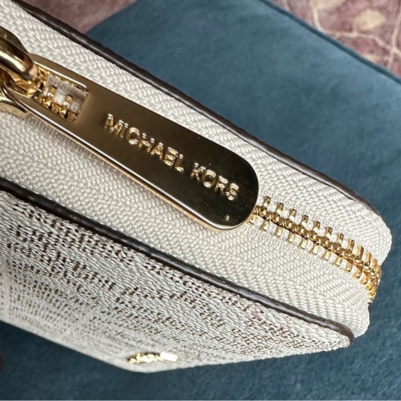 MICHAEL Michael Kors
Logo Jet Set Travel Continental Cream Wristlet Wallet NWT - Picture 6 of 14